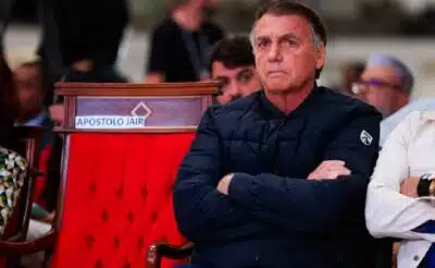 DF - BOLSONARO/STF/SANÇÕES/CULTO - POLÍTICA - O ex-presidente Jair Bolsonaro (PL) participa de um culto na Igreja Catedral da Benção, em Taguatinga (DF), nesta   quinta-feira, 24 de julho de 2025. Bolsonaro chorou durante a pregação. A visita do ex-presidente à igreja liderada   pelo pastor Jair de Oliveira ocorreu num contexto de restrição da sua liberdade por meio das medidas cautelares   impostas pelo ministro do Supremo Tribunal Federal (STF) Alexandre de Moraes. Bolsonaro esteve no local acompanhado   do senador Magno Malta (PL-ES).    24/07/2025 - Foto: WILTON JUNIOR/ESTADÃO CONTEÚDO