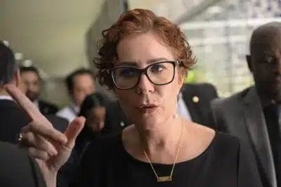 DF - BRASÍLIA, COLETIVA CARLA ZAMBELLI - POLÍTICA - DF - BRASÍLIA - 02/08/2023 - BRASÍLIA, COLETIVA CARLA ZAMBELLI - A deputada federal Carla Zambelli (PL-SP) realiza coletiva após a Polícia Federal realizar buscas e apreensões no seu apartamento funcional e em seu gabinete quarta-feira, 02 de agosto. A operação foi autorizada pelo ministro do Supremo Tribunal Federal (STF) Alexandre de Moraes, que também determinou apreender o passaporte da parlamentar e dinheiro e bens acima de R$ 10 mil.Foto: Mateus Bonomi/AGIF 02/08/2023 - Foto: MATEUS BONOMI/AGIF - AGÊNCIA DE FOTOGRAFIA/AGIF - AGÊNCIA DE FOTOGRAFIA/ESTADÃO CONTEÚDO