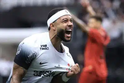 SP - BRASILEIRO A 2025, CORINTHIANS X SPORT - ESPORTES - SP - SÃO PAULO - 19/04/2025 - BRASILEIRO A 2025, CORINTHIANS X SPORT - Memphis Depay jogador do Corinthians comemora seu gol durante partida contra o Sport no estádio Arena Corinthians pelo campeonato Brasileiro A 2025. 19/04/2025 - Foto: MARCELLO ZAMBRANA/AGIF - AGÊNCIA DE FOTOGRAFIA/AGIF - AGÊNCIA DE FOTOGRAFIA/ESTADÃO CONTEÚDO