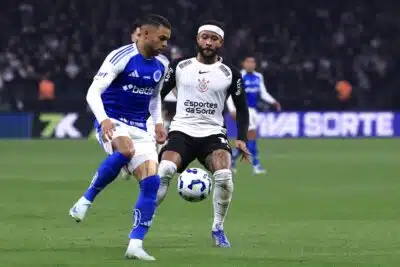 SP - BRASILEIRO A 2025, CORINTHIANS X CRUZEIRO - ESPORTES - SP - SÃO PAULO - 23/07/2025 - BRASILEIRO A 2025, CORINTHIANS X CRUZEIRO - Memphis Depay jogador do Corinthians disputa lance com Fabricio Bruno jogador do Cruzeiro durante partida no estádio Arena Corinthians pelo campeonato Brasileiro A 2025. 23/07/2025 - Foto: MARCELLO ZAMBRANA/AGIF - AGÊNCIA DE FOTOGRAFIA/AGIF - AGÊNCIA DE FOTOGRAFIA/ESTADÃO CONTEÚDO