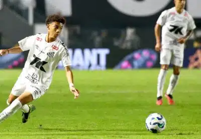 SP - BRASILEIRO A 2025, SANTOS X INTERNACIONAL - ESPORTES - SP - SANTOS - 23/07/2025 - BRASILEIRO A 2025, SANTOS X INTERNACIONAL - Robinho jogador do Santos durante partida contra o Internacional no estádio Vila Belmiro pelo campeonato Brasileiro A 2025. 24/07/2025 - Foto: MAURÍCIO DE SOUZA/AGIF - AGÊNCIA DE FOTOGRAFIA/AGIF - AGÊNCIA DE FOTOGRAFIA/ESTADÃO CONTEÚDO