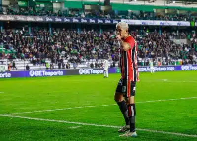 RS - BRASILEIRO A 2025, JUVENTUDE X SÃO PAULO - ESPORTES - RS - CAXIAS DO SUL - 24/07/2025 - BRASILEIRO A 2025, JUVENTUDE X SÃO PAULO - Luciano jogador do São Paulo comemora seu gol durante partida contra o Juventude no estádio Alfredo Jaconi pelo campeonato Brasileiro A 2025. 24/07/2025 - Foto: LUIZ ERBES/AGIF - AGÊNCIA DE FOTOGRAFIA/AGIF - AGÊNCIA DE FOTOGRAFIA/ESTADÃO CONTEÚDO