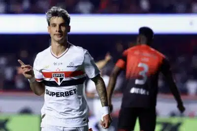 SP - COPA DO BRASIL 2025, SÃO PAULO X ATHLETICO-PR - ESPORTES - SP - SÃO PAULO - 31/07/2025 - COPA DO BRASIL 2025, SÃO PAULO X ATHLETICO-PR -  jogador do São Paulo comemora seu gol durante partida contra o Athletico-PR no estádio Morumbi pelo campeonato Copa Do Brasil 2025. 31/07/2025 - Foto: MARCELLO ZAMBRANA/AGIF - AGÊNCIA DE FOTOGRAFIA/AGIF - AGÊNCIA DE FOTOGRAFIA/ESTADÃO CONTEÚDO