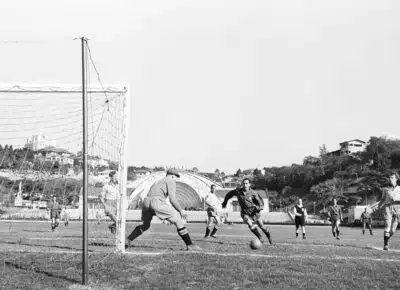 Brasil, São Paulo, SP. 16/07/1950. O jogador Zarra (c), da Espanha, diante do goleiro Kalle Svensson, da Suécia, antes de chutar para marcar o único gol da equipe na disputa pelo terceiro lugar na Copa do Mundo de Futebol de 1950, no Estádio do Pacaembu, em São Paulo. A Suécia venceu por 3 a 1. - Crédito:ARQUIVO/ASSOCIATED PRESS/AE/Código imagem:157741