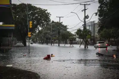 RS - CHUVAS/RS/PORTO ALEGRE/ALAGAMENTO - GERAL - Ponto de alagamento na  rua Fernando Ferrari, no bairro Anchieta, no acesso à Central de Abastecimento do Rio   Grande do Sul (CEASA-RS) no bairro Anchieta, na zona norte de Porto Alegre, nesta segunda-feira, 3 de junho de   2024.     03/06/2024 - Foto: GILMAR ALVES /ASI/ESTADÃO CONTEÚDO