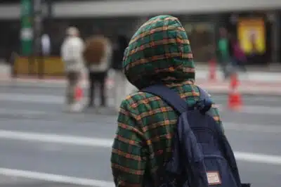 SP - SÃO PAULO/MOVIMENTO/PAULISTA - GERAL - Pedestres enfrentam frio para caminhar na Avenida Paulista Aberta, no centro de São Paulo, neste domingo, 26 de   maio de 2024. a avenida já está decorada nas cores do arco-íris para a Parada LGBTQIA+, prevista para o dia 02 de   junho.    26/05/2024 - Foto: RENATO S. CERQUEIRA/ATO PRESS/ESTADÃO CONTEÚDO
