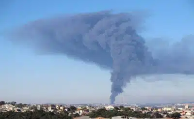 SP - INCÊNDIO/INDÚSTRIA/GUARULHOS - GERAL - Um incêndio atinge uma indústria de vasilhames na tarde deste sábado, 26, em Guarulhos, na Grande São Paulo. O   Corpo de Bombeiros informou que foi acionado às 14h32. A informação inicial é que não há vítimas. A coluna de   fumaça provocada pelo incêndio na Rua Atecla Fratuceli Lopes pode ser vista até mesmo da região do Belém, na Zona   Leste, bairro a cerca de 30 km de distância.    26/07/2025 - Foto: WILLIAN MOREIRA/ATO PRESS/ESTADÃO CONTEÚDO