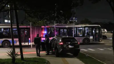 SP receberá 200 civis armados em ônibus para garantir a segurança contra possíveis ataques SP receberá 200 civis armados em ônibus para garantir a segurança contra possíveis ataques
