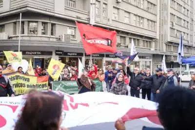 Funcionários públicos praticam ato conjunto contra a reforma administrativa em Porto Alegre