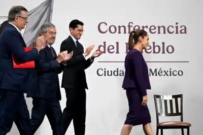 (L-R) Mexico's Economy Minister Marcelo Ebrard, Secretary of Foreign Affairs Juan Ramon de la Fuente and Chief Officer for North America Roberto Velasco Alvarez applaud President Claudia Sheinbaum during her daily press conference at Palacio Nacional in Mexico City on July 31, 2025. Mexico will seek a long-term deal with the United States to avoid tariffs, President Claudia Sheinbaum said on July 31, 2025, after US counterpart Donald Trump postponed higher duties for 90 days. (Photo by Alfredo ESTRELLA / AFP)