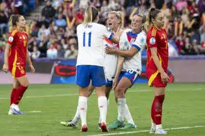 Basel (Switzerland), 27/07/2025.- England's Alessia Russo (C) celebrates scoring the 1-1 goal with teammate Lauren Hemp and Ella Toone (L) during the UEFA Women's EURO 2025 final soccer match between England and Spain, in Basel, Switzerland, 27 July 2025. (España, Suiza, Basilea) EFE/EPA/GEORGIOS KEFALAS