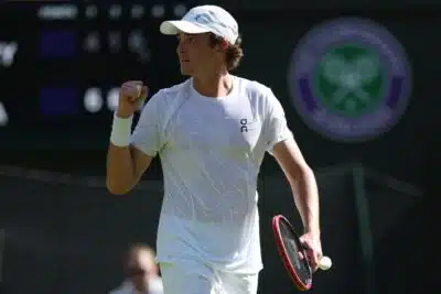 Wimbledon (United Kingdom), 30/06/2025.- Joao Fonseca of Brazil gestures during the Men's 1st round match against Jacob Fearnley of Britain at the Wimbledon Championships, Wimbledon, Britain, 30 June 2025. (Tenis, Brasil, Reino Unido) EFE/EPA/NEIL HALL EDITORIAL USE ONLY EDITORIAL USE ONLY