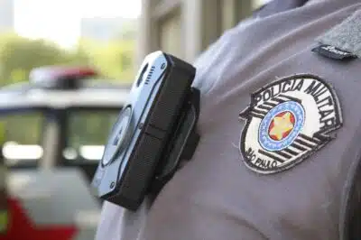 Uso de câmeras acopladas aos uniformes de policiais militares do estado de São Paulo para registro das suas ações, implementada em 18 unidades, ajudou a reduzir violência policial,trazendo resultados emblemáticos.