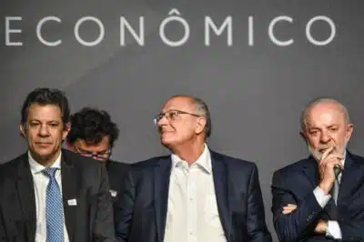 SP -  LULA/SOROCABA/TOYOTA/FÁBRICA - POLÍTICA - O presidente Luiz Inácio Lula da Silva (D), o vice-presidente e ministro do Desenvolvimento, Indústria, Comércio e   Serviços, Geraldo Alckmin (c), e o ministro da Fazenda, Fernando Haddad, durante evento em visita à fábrica da   montadora Toyota  em   Sorocaba (SP, nesta terça-feira (18). A unidade passa por obras de expansão. Até 2030, a   empresa investirá R$11,5   bilhões no país, incluindo a construção da nova fábrica para produção de modelos   híbridos-flex.     18/03/2025 - Foto: MIGUEL PESSOA/CÓDIGO19/ESTADÃO CONTEÚDO