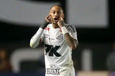 SP - BRASILEIRÃO/SANTOS X INTERNACIONAL - ESPORTES - Neymar, do Santos, na partida entre Santos e Internacional válida pela 16ª rodada do Campeonato Brasileiro 2025,   realizada no Estádio da Vila Belmiro, em Santos, na noite desta quarta-feira, 23.   23/07/2025 - Foto: GUILHERME DIONíZIO/CÓDIGO19/ESTADÃO CONTEÚDO