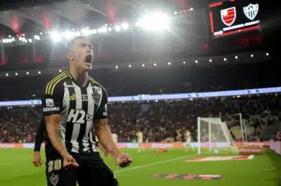 RJ - COPA DO BRASIL/FLAMENGO X ATLÉTICO-MG - ESPORTES - Cuello, do Atlético Mineiro, comemora o seu gol na partida de ida entre Flamengo e Atlético Mineiro pelas oitavas   de final da Copa do Brasil 2025, realizada no Estádio do Maracanã, na zona norte do Rio de Janeiro, na noite desta   quinta-feira, 31.   31/07/2025 - Foto: ANDRÉ FABIANO/CÓDIGO19/ESTADÃO CONTEÚDO