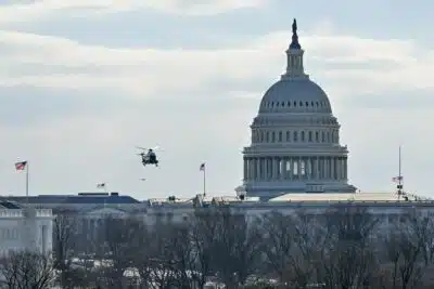 Washington (United States), 20/01/2025.- A US Marine helicopter carrying former US President Joe Biden departs the US Capitol following the inauguration of US President Donald Trump in Washington, DC, USA, 20 January 2025. Trump was sworn in for a second term as president of the United States on 20 January. The presidential inauguration was held indoors due to extreme cold temperatures in DC. (Estados Unidos) EFE/EPA/GRAEME SLOAN