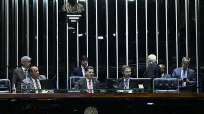 Plenário do Senado Federal durante sessão deliberativa ordinária. Ordem do dia. 

Na pauta, o PLP 177/2023, que amplia de 513 para 531 o número de cadeiras na Câmara dos Deputados. Aprovado na Câmara dos Deputados no início de maio, o projeto aumenta o número de vagas na Casa em razão do crescimento populacional de alguns estados. O texto mantém o tamanho das bancadas que perderiam representantes. 

Mesa: 
presidente do Senado Federal, senador Davi Alcolumbre (União-AP); 
secretário-geral da Mesa do Senado Federal, Danilo Augusto Barboza de Aguiar. 

Foto: Andressa Anholete/Agência Senado
