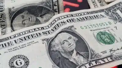 SP - MERCADO/DÓLAR/FECHAMENTO - ECONOMIA - Notas de Dólar junto e dados financeiros da Bolsa de Valores. O real segue em baixa frente o dólar no mercado à   vista, acompanhando o sinal positivo da divisa americana frente outras moedas emergentes. Há preocupações renovadas   sobre o impacto econômico das tarifas do presidente dos EUA, Donald Trump e as commodities recuam também. Em 2 de   abril entram em vigor as tarifas recíprocas americanas.   21/03/2025 - Foto: CRIS FAGA/DRAGONFLY PRESS/ESTADÃO CONTEÚDO