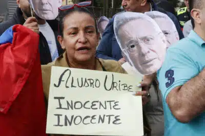 BOGOTÁ (COLOMBIA), 28/07/2025.- Seguidores del expresidente Álvaro Uribe, asisten al Complejo Judicial de Paloquemao para apoyar al exmandatario este lunes, en Bogotá (Colombia). La jueza Sandra Heredia aseguró que la Justicia 