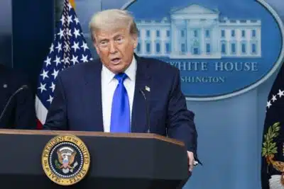 WASHINGTON (United States), 27/06/2025.- US President Donald J. Trump delivers remarks during a press conference in the briefing room of the White House in Washington, DC, USA, 27 June 2025. Earlier in the day, the Supreme Court ruled in the Trump administration's favor to curb nationwide injunctions on the president's birthright citizenship order. EFE/EPA/SHAWN THEW
