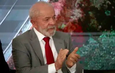DF - RODOVIAS/CONCESSÃO/MG/BR-381/LULA - POLÍTICA - O presidente Luiz Inácio Lula da Silva (PT) participa da cerimônia de assinatura do contrato de concessão da BR-  381/MG, durante cerimônia na presença de ministros, no Palácio do Planalto, em Brasília (DF),  nesta quarta-feira,   22 de janeiro. Um importante corredor logístico para o escoamento de produtos industriais, a rodovia atravessa o   Vale do Aço, no interior de Minas Gerais, além de interligar o estado mineiro, São Paulo e Espírito Santo, o que   resulta em um intenso fluxo de caminhões, ônibus e veículos leves.   22/01/2025 - Foto: FáTIMA MEIRA/ENQUADRAR/ESTADÃO CONTEÚDO