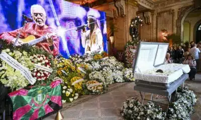 RJ - PRETA GIL/MORTE/VELÓRIO - GERAL - Um telão exibe a imagem de Gilberto Gil e Preta durante o velório da cantora Preta   Gil realizado no Theatro Municipal do Rio de Janeiro, no centro do Rio, nesta   sexta-feira, 25 de julho de 2025. A artista faleceu no último domingo, 20, aos 50   anos, em Nova York. Ela estava nos Estados Unidos desde maio, realizando um   tratamento experimental contra um câncer no intestino, diagnosticado em janeiro de   2023.   25/07/2025 - Foto: ALEXANDRE BRUM/ENQUADRAR/ESTADÃO CONTEÚDO