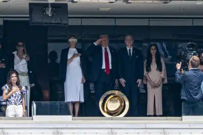 AMDEP8199. NUEVA JERSEY (ESTADOS UNIDOS), 13/07/2025.- El presidente de Estados Unidos, Donald Trump (c); la primera dama, Melania Trump (c-i); el presidente de la FIFA, Gianni Infantino (c-d), y su esposa Leena Al Ashqar asisten este domingo, al partido de la final del Mundial de Clubes entre Chelsea FC y París Saint-Germain (PSG ) en el estadio MetLife en Nueva Jersey (Estados Unidos). EFE/ Ángel Colmenares