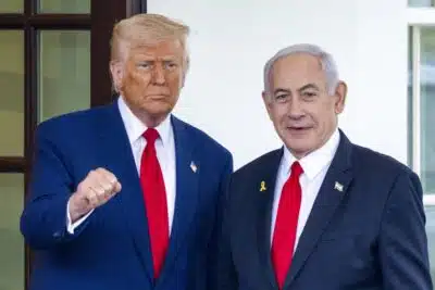 FOTODELDÍA - WASHINGTON, 07/04/2025.- El presidente de Estados Unidos, Donald J. Trump (izq.), saluda al primer ministro israelí, Benjamin Netanyahu (der.), a su llegada a una reunión en el Ala Oeste de la Casa Blanca en Washington, D.C., EE.UU., el 7 de abril de 2025. La conferencia de prensa del presidente Trump y el primer ministro Netanyahu en la Sala Este ha sido cancelada.  EFE/SHAWN THEW