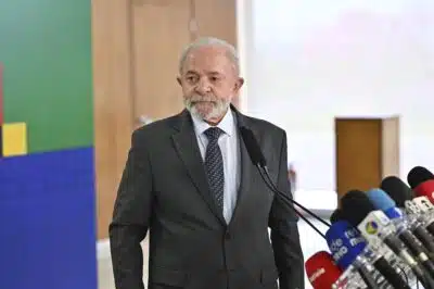 DF - COLETIVA/IMPRENSA PRESIDENTE LULA - POLÍTICA - Foto, Presidente Lula durante Coletiva. Nesta terça (3) o Presidente Luiz Inácio Lula da Silva realiza coletiva de imprensa e fala sobre o IOF, Sanções dos EUA contra o Ministro do STF Alexandre de Moraes e critica as Ações do Deputado Eduardo Bolsonaro. 03/06/2025 - Foto: TON MOLINA/FOTOARENA/FOTOARENA/ESTADÃO CONTEÚDO