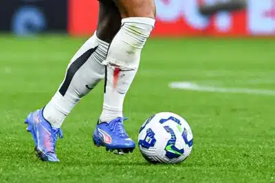 SP - CORINTHIANS/PALMEIRAS - ESPORTES - O meião do jogador Memphis do Corinthians rasgado  e com marca de sangue  durante partida entre Corinthians x Palmeiras, jogo de ida das oitavas de final da Copa do Brasil 2025, nesta quarta feira, (30) na Neo Química Arena, SP. 30/07/2025 - Foto: ROBERTO CASIMIRO/FOTOARENA/FOTOARENA/ESTADÃO CONTEÚDO
