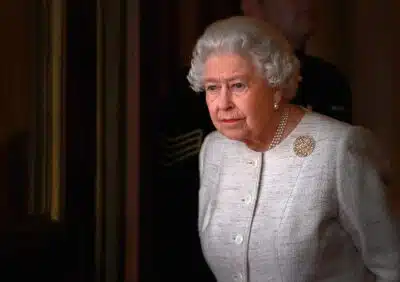 Exposição em Londres revela detalhes dos figurinos da rainha Elizabeth II