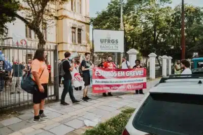 Profissionais da educação federal no Rio Grande do Sul organizam greve e manifestação em oposição à recente proposta de reforma administrativa