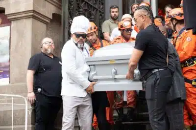 RJ - VELÓRIO DA PRETA GIL - CIDADES - Familiares, amigos e fãs se despedem da cantora Preta Gil em velório no Theatro Municipal, no Rio de Janeiro, nesta sexta-feira (25), Na foto: Carlinhos Brown, amigo da cantora. 25/07/2025 - Foto: éRICA MARTIN/AGÊNCIA O DIA/AGÊNCIA O DIA/ESTADÃO CONTEÚDO