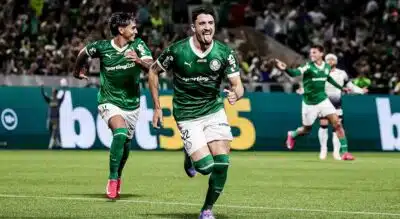 SP - BRASILEIRÃO/PALMEIRAS X CORINTHIANS - ESPORTES - Comemoração do gol de Joaquín Piquerez, do Palmeiras, primeiro da equipe marcado diante do Corinthians, durante   partida válida pela 3ª rodada do Campeonato Brasileiro da Série A de 2025, disputada na Arena Barueri (SP), neste   sábado, 12 de abril de 2025.   12/04/2025 - Foto: CAIO DE SOUSA/PERA PHOTO PRESS/ESTADÃO CONTEÚDO