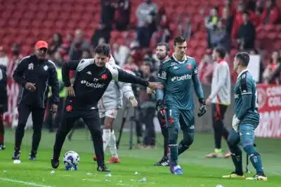 RS - BRASILEIRÃO/INTERNACIONAL X VASCO - ESPORTES - PORTO ALEGRE (RS) , 27/07/2025 - Futebol / Brasileiro 2025 - Leo Jardim na partida entre Internacional x Vasco ,Valida pela decima setima rodada do campeonato brasileiro 2025, realizada no Estadio Beira-Rio, em Porto Alegre neste domingo (27). (Foto: WILLIAN ABI/Pera Photo Press/Estadão Conteúdo)  27/07/2025 - Foto: WILLIAN ABI/PERA PHOTO PRESS/ESTADÃO CONTEÚDO