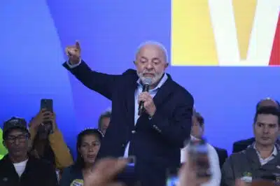 SP - LULA/SP/NOVO PAC - POLÍTICA - O presidente Luiz Inácio Lula da Silva participa de cerimônia para o anúncio     nacional do Novo PAC Seleções 2025 Periferia Viva - Urbanização de Favelas, no     Jardim Rochdale, em Osasco (SP), nesta sexta-feira (25). Serão destinados mais R$     4,67 bilhões para ações em 49 territórios periféricos de 32 municípios de 12     estados.     25/07/2025 - Foto: LECO VIANA/THENEWS2/ESTADÃO CONTEÚDO