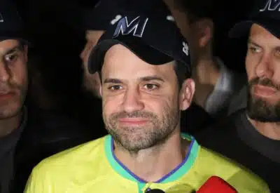SP - ELEIÇÕES 2024/SÃO PAULO/PABLO MARÇAL - POLÍTICA - O candidato derrotado à Prefeitura de São Paulo, Pablo Marçal (PRTB), durante   pronunciamento após apuração do primeiro turno das eleições municipais,  em frente   de sua residência localizada no Jardim Europa, na zona sul da capital paulista, na   noite deste domingo (06).  Terceiro colocado na disputa pela Prefeitura de São   Paulo,  Marçal afirmou que irá respeitar a vontade do povo nas urnas e que   declarou que pretende concorrer nas eleições de 2026.   06/10/2024 - Foto: FELIPE MARQUES/ZIMEL PRESS/ESTADÃO CONTEÚDO