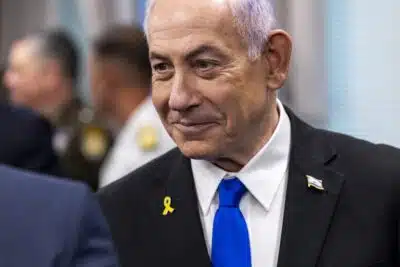 ARLINGTON (United States), 09/07/2025.- Israeli Prime Minister Benjamin Netanyahu is greeted during a meeting with US Secretary of Defense Pete Hegseth(not pictured) at the Pentagon in Arlington, Virginia, USA, 09 July 2025. EFE/EPA/SHAWN THEW