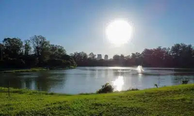 SP - ONDE CALOR/SÃO PAULO/DIA MAIS QUENTE - GERAL - Tarde de sol e muito calor na região do Ibirapuera, zona sul de São Paulo, nesta segunda-feira (17). A capital   paulista teve hoje o dia mais quente deste verão e do ano. A temperatura de 34°C foi registrada no meio da tarde   pelo Inmet (Instituto Nacional de Meteorologia) na estação meteorológica do Mirante de Santana, na zona norte da   cidade.   17/02/2025 - Foto: EDI SOUSA/ATO PRESS/ESTADÃO CONTEÚDO