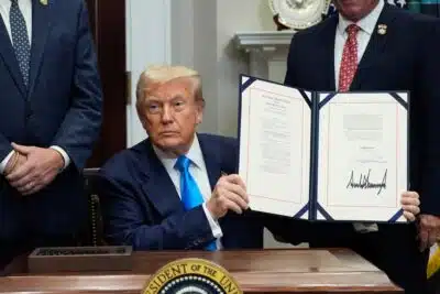 Washington (United States), 30/07/2025.- US President Donald Trump shows the signed Congressional Bill in the Roosevelt Room at the White House in Washington, SC, USA, 30 July 2025. EFE/EPA/YURI GRIPAS / POOL