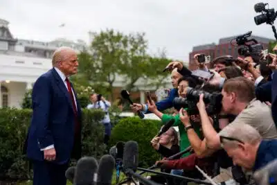 WASHINGTON (United States), 01/08/2025.- US President Donald Trump speaks to the media before walking to Marine One as he leaves the White House, in Washington, DC, USA, 01 August 2025. President Trump is due to spend the weekend in Bedminster New Jersey. EFE/EPA/AARON SCHWARTZ / POOL