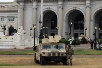 WASHINGTON (United States), 15/08/2025.- National Guard troops are stationed in Washington, DC, USA, 14 August 2025. US President Donald Trump, for the first time in history, has activated approximately 800 members of the District of Columbia National Guard along with federal agents from the FBI, DEA, ICE and Homeland Security Investigations (HSI), to join the federalized Metropolitan Police Department in policing the city. EFE/EPA/ANNA ROSE LAYDEN