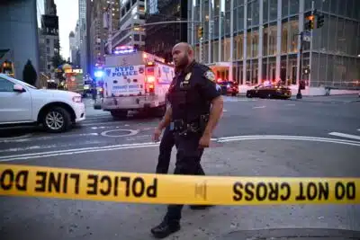 FOTODELDÍA NUEVA YORK (ESTADOS UNIDOS), 28/07/2025.- Agentes de policía de la ciudad de Nueva York responden a un incidente con un tirador activo en el centro de la ciudad este lunes, en Nueva York (EE. UU.). Las autoridades policiales confirmaron que el tirador fue 