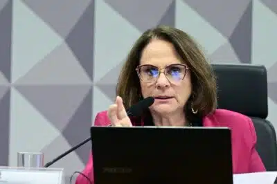 Comissão de Direitos Humanos e Legislação Participativa (CDH) realiza reunião deliberativa com 24 itens. Destaque para dois projetos que autorizam atividades econômicas em terras indígenas: o PL 6.050/2023 que permite a extração de minerais, de petróleo e de gás natural, e o PL 1.331/2022, que autoriza a pesquisa e o garimpo por terceiros em terras indígenas homologadas ou em processo de demarcação, com o consentimento das comunidades afetadas. 

À mesa, presidente da CDH, senadora Damares Alves (Republicanos-DF). 

Foto: Geraldo Magela/Agência Senado