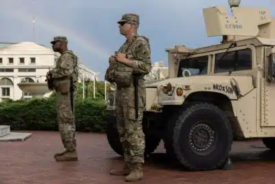 WASHINGTON (United States), 15/08/2025.- National Guard troops are stationed in Washington, DC, USA, 14 August 2025. US President Donald Trump, for the first time in history, has activated approximately 800 members of the District of Columbia National Guard along with federal agents from the FBI, DEA, ICE and Homeland Security Investigations (HSI), to join the federalized Metropolitan Police Department in policing the city. EFE/EPA/ANNA ROSE LAYDEN
