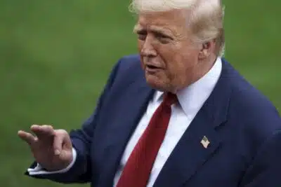 WASHINGTON (United States), 01/08/2025.- US President Donald Trump speaks to the media before heading to Marine One as he leaves the White House, in Washington, DC, USA, 01 August 2025. President Trump is due to spend the weekend in Bedminster New Jersey. EFE/EPA/WILL OLIVER