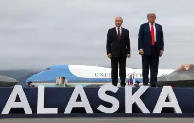 15AUG2502JPG. ANCHORAGE (UNITED STATES), 15/08/2025.- El presidente de los Estados Unidos, Donald Trump (d), y el presidente de Rusia, Vladimir Putin, posan en la pista de aterrizaje tras llegar para asistir a una reunión en la Base Conjunta Elmendorf-Richardson en Anchorage (Estados Unidos). EFE/EPA/GAVRIIL GRIGOROV/SPUTNIK/KREMLIN POOL / POOL CRÉDITO OBLIGATORIO