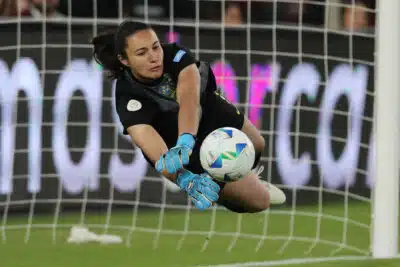 AME7258. QUITO (ECUADOR), 02/08/2025.- Lorena portera de Brasil detiene un balón durante la serie de penaltis este sábado, en la final de la Copa América Femenina entre Colombia y Brasil en el estadio Rodrigo Paz Delgado en Quito (Ecuador). EFE/ Jose Jácome