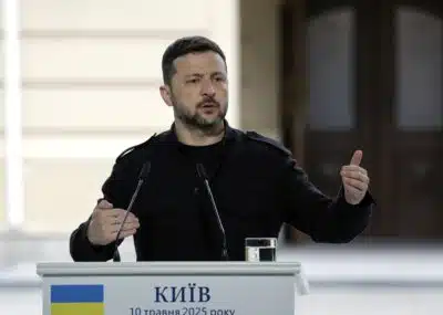 KYIV (Ukraine), 10/05/2025.- Ukraine's President Volodymyr Zelensky gestures as he addresses a joint press conference following a meeting of the 'Coalition of the willing' at the Mariinskyi Palace, the official residence of the president of Ukraine, in Kyiv, Ukraine, 10 May 2025, amid the ongoing Russian invasion. (Ucrania, Kiev) EFE/EPA/SERGEY DOLZHENKO
